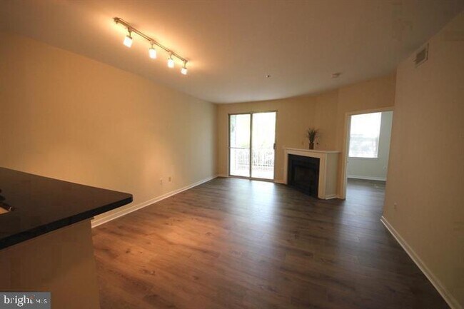Building Photo - 1645 International Dr