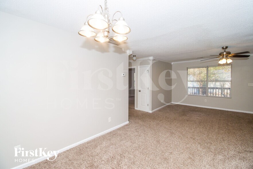Building Photo - 604 Rays Ln SE
