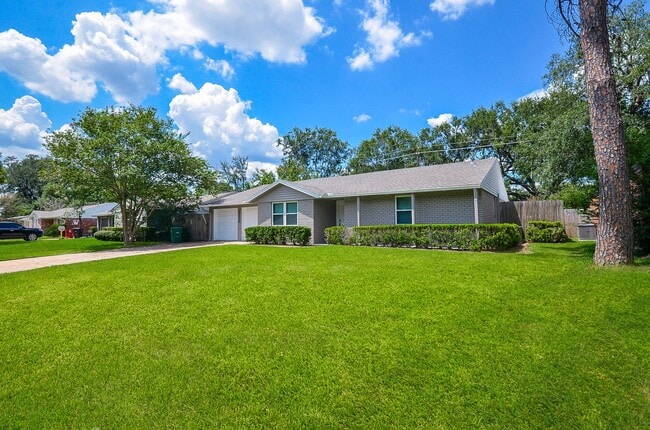 Building Photo - 9606 Highmeadow Dr