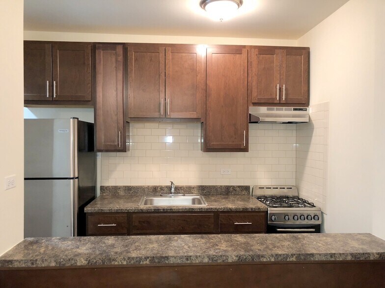 Building Photo - 4756 N Maplewood Ave