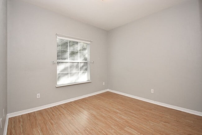 Building Photo - Charming 2BR/2BA End-Unit Condo in Monticello