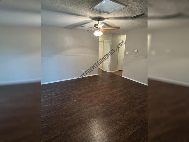 Building Photo - 5408 Greenwood Way