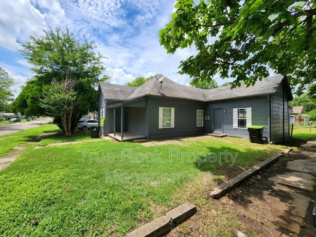 Building Photo - 300 W 14th St