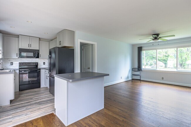 Building Photo - Spacious home located in a great neighborh...