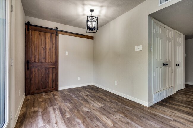 Building Photo - 5096 Thompson Dr