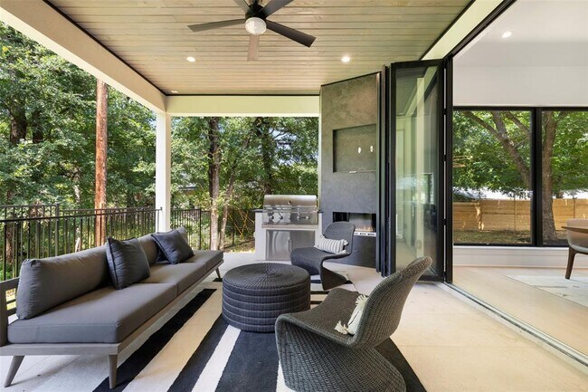 Building Photo - 2504 Bluffview Dr