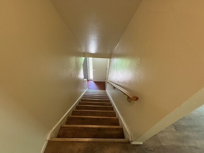Building Photo - 3-bedroom, 1.5-bathroom townhome close to ...