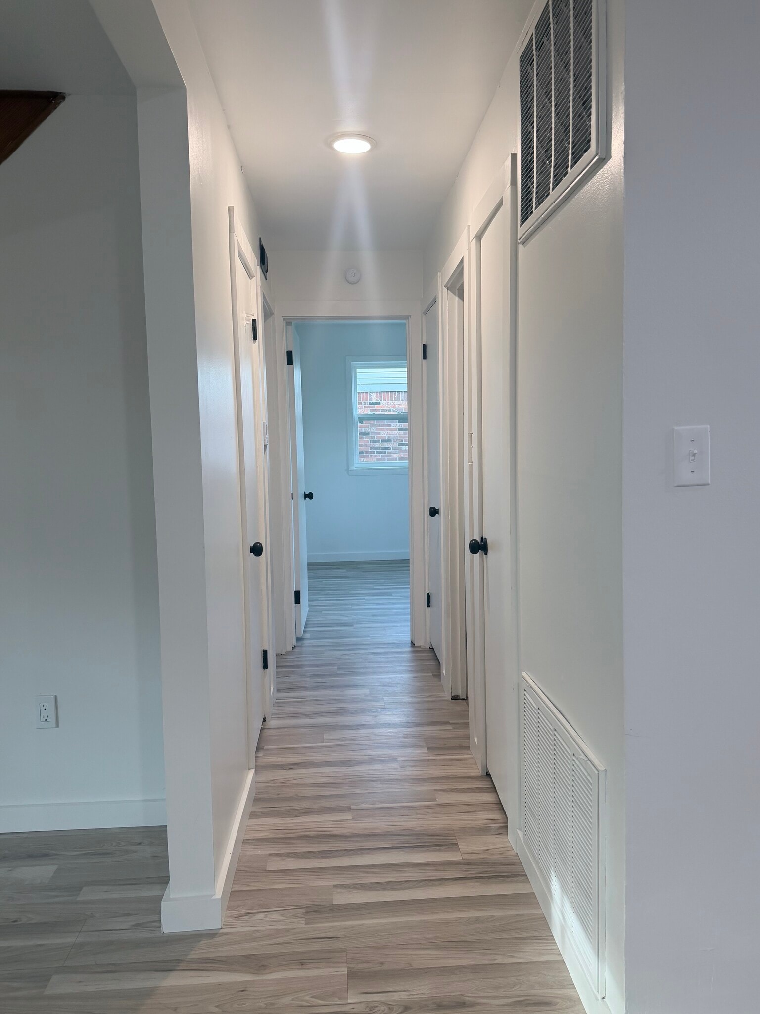 Building Photo - 2122 Sun Cir