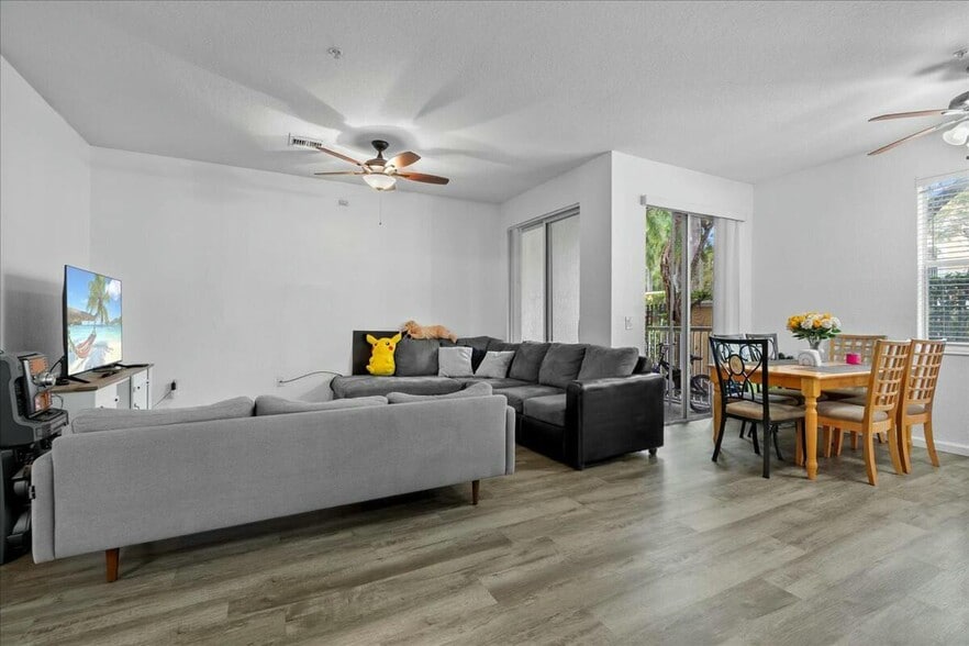 Building Photo - 1109 Shoma Dr