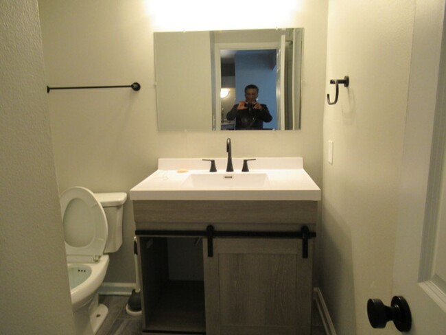 Building Photo - One bedroom/one bath apartment in Brown Deer
