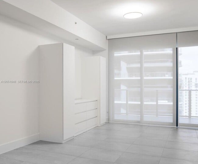 Building Photo - 1010 Brickell Ave