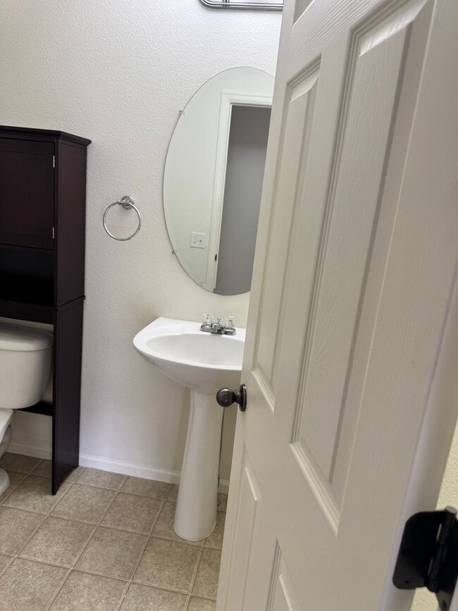 Building Photo - 1613 Summerset Dr