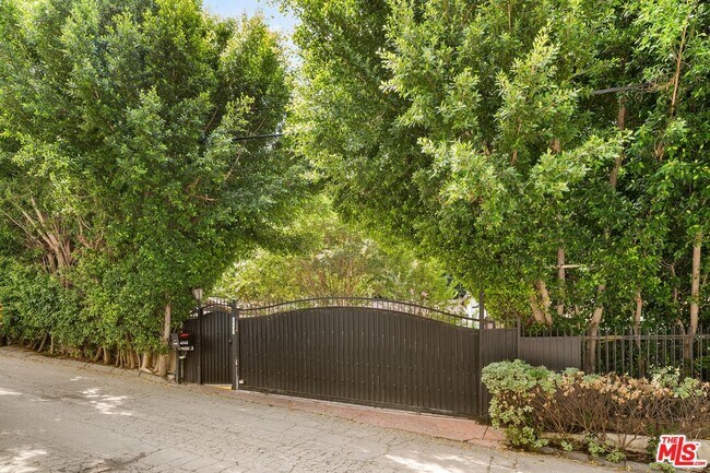 Building Photo - 4145 Sunswept Dr
