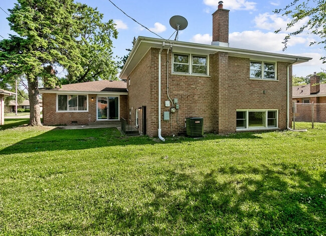 Building Photo - 936 E 170th St