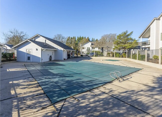 Building Photo - 2 bed, 2 bath rental condo in Lake Oswego ...