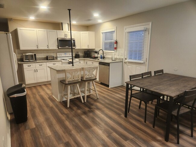 Building Photo - 2626 Lasalle St