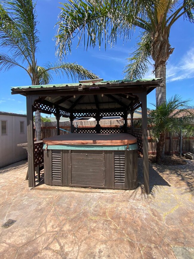 Building Photo - Cul-De-Sac Location, beautiful single leve...