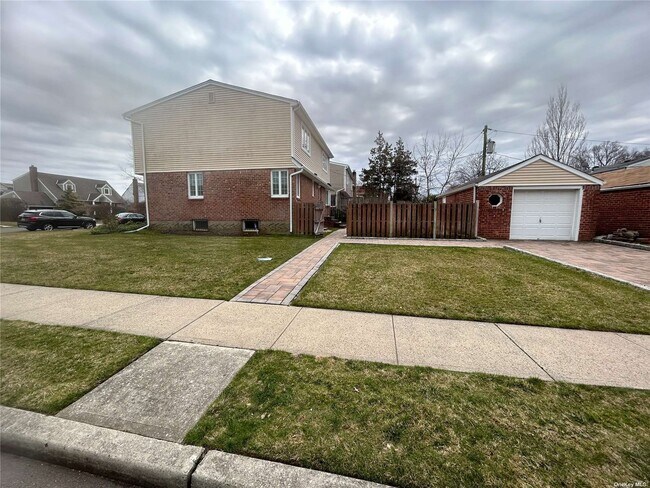 Building Photo - 2 Linden St