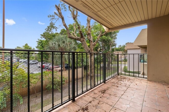 Building Photo - 10413 N Kendall Dr