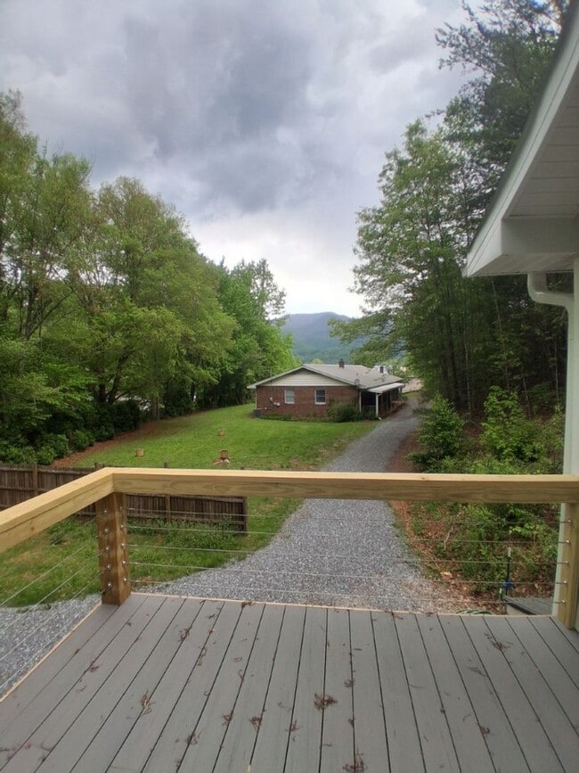 Building Photo - $1,800 - 2 Bedroom 2 Bathroom Newly Renova...