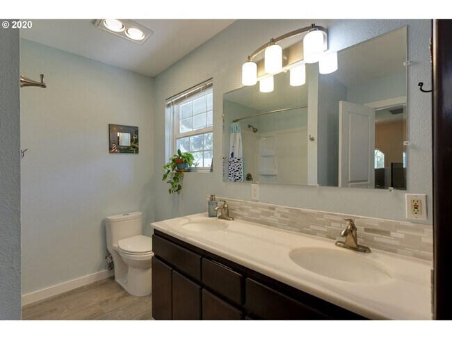 Building Photo - LAKE OSWEGO/LAKE GROVE LARGE UPDATE HOME O...