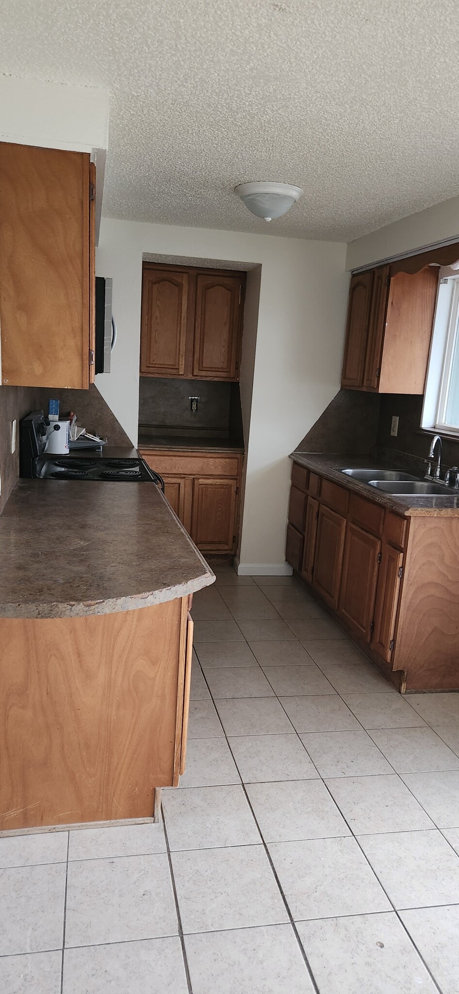 Building Photo - 800 Narregan St