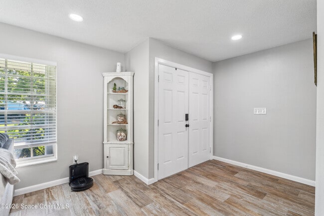 Building Photo - 591 Ponderosa St