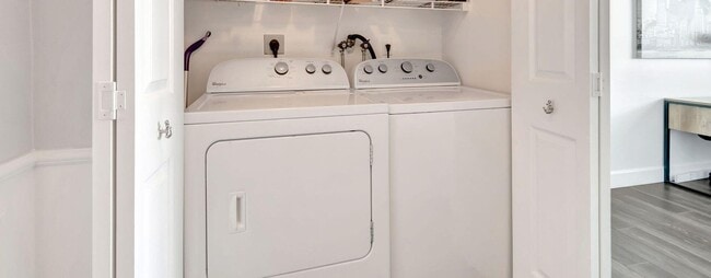 Building Photo - 804 E Windward Way