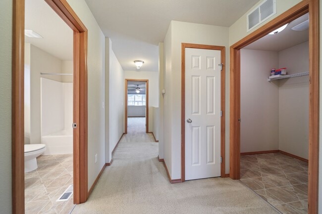 Building Photo - 3 bedroom 2.5 baths - Easy JBLM commute! - North Thurtson School District.