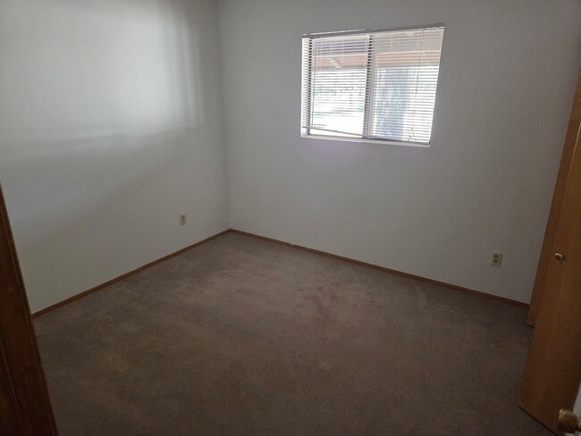 Building Photo - **LEASE PENDING Idyllic Ranch style Home O...