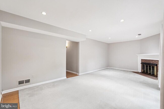 Building Photo - 214 James Thurber Ct