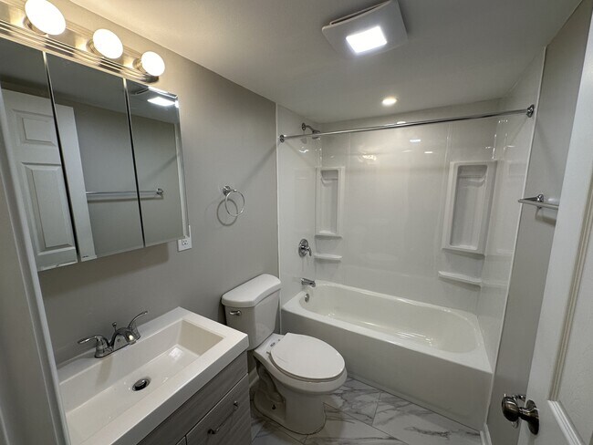 Interior Photo - CHATEAUGAY APARTMENTS -- 004