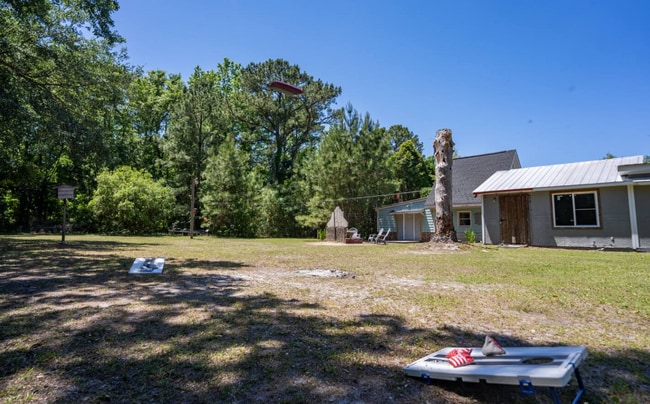 Building Photo - UNFURNISHED - 2 Bed 2 Bath + HUGE BONUS in a wooded oasis - NO HOA - off Middle Sound Loop