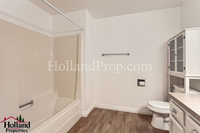 Building Photo - Beautifully Duplex in Desirable Northwest Portland Available For You!