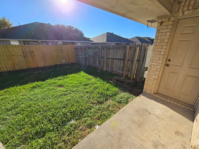 Building Photo - College Station - 3 Bedroom / 3 Bath duplex - Fenced in Yard.