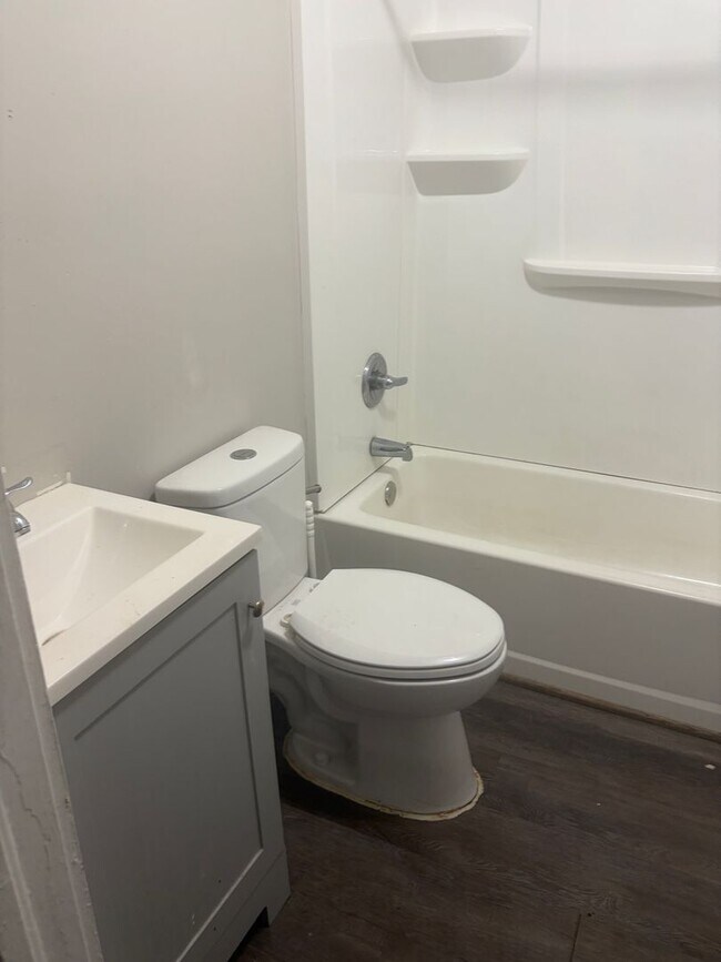 Building Photo - Spacious 3BR/2BA Rental with Hardwood Floors & Updated Living Room