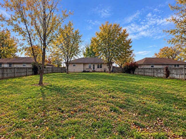 Building Photo - 1849 W Farm Rd 102