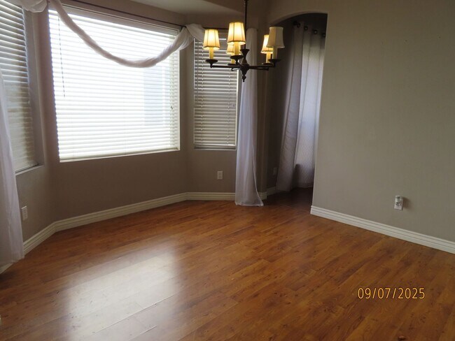 Building Photo - 4 Bedroom 2.5 Bath w/3 Car Garage in Super...