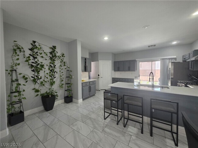 Building Photo - 7180 N Campbell Rd