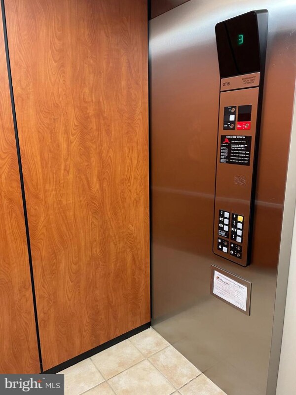 Building Photo - 5801 Clipper Ln