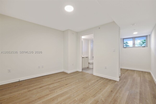 Building Photo - 1500 Bay Dr E