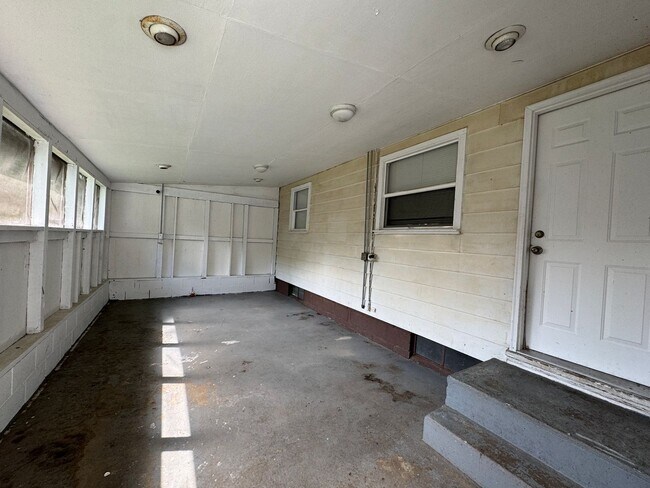 Building Photo - Eagledale 3 Bedroom 1 Bath