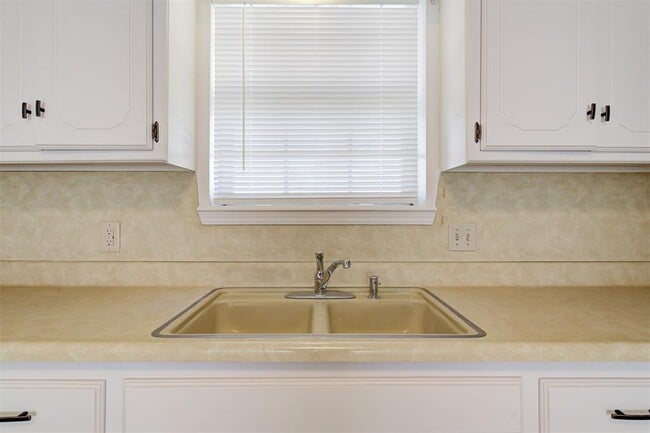 Building Photo - 524 Sherwood Ln