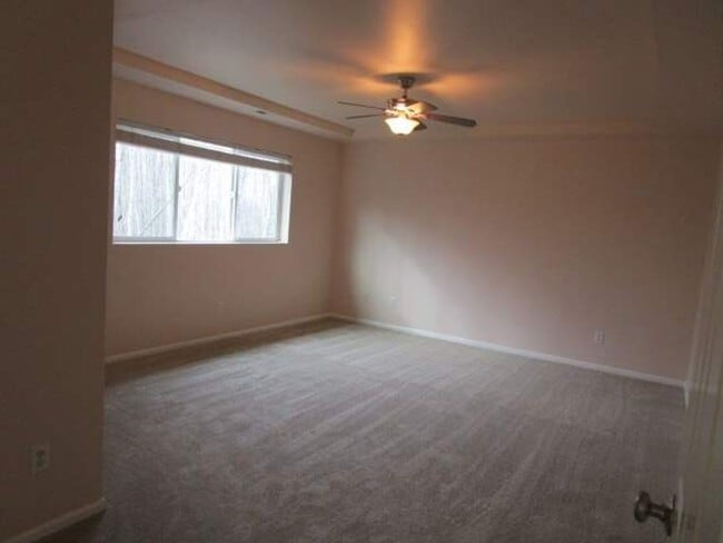 Building Photo - 3 Bedroom, 2.5 Bathroom Home with Office in Fife