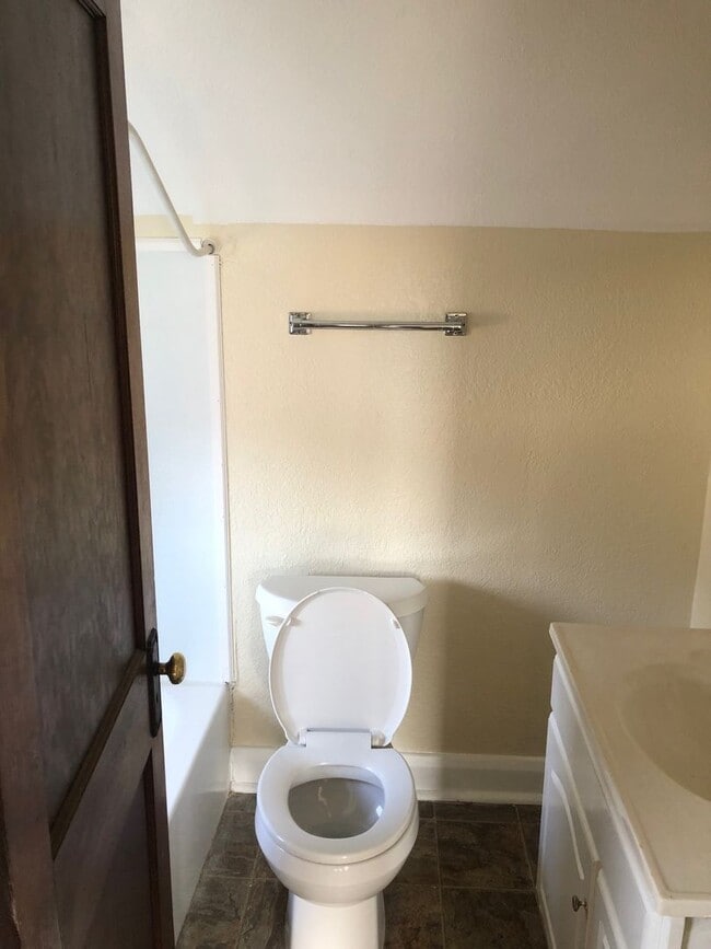 Building Photo - 2 Bedroom West Toledo