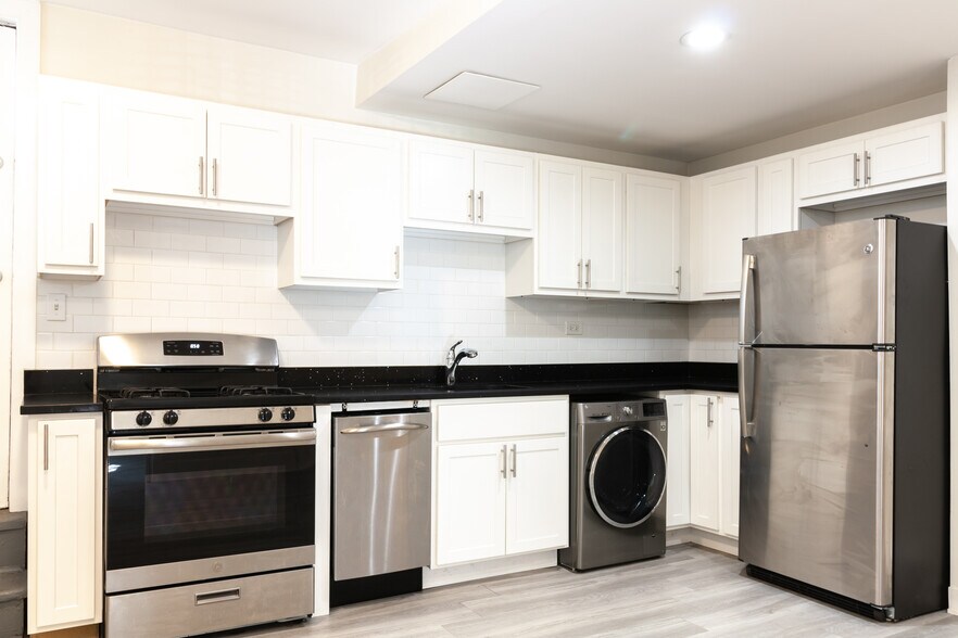 Building Photo - 730 W Roscoe St