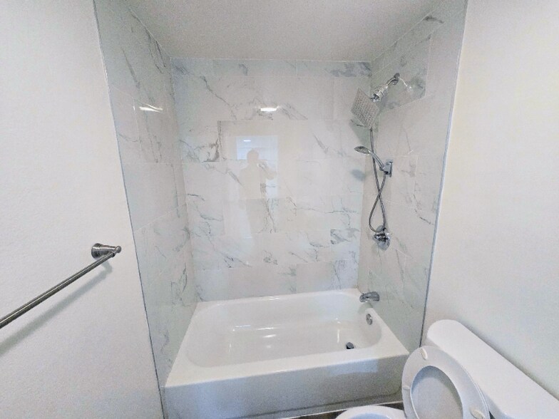 Building Photo - 843 S Ardmore Ave