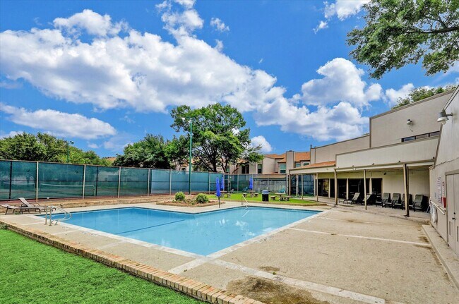 Building Photo - 880 Tully St