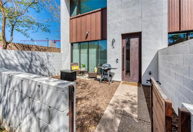 Building Photo - 540 W Mariposa St