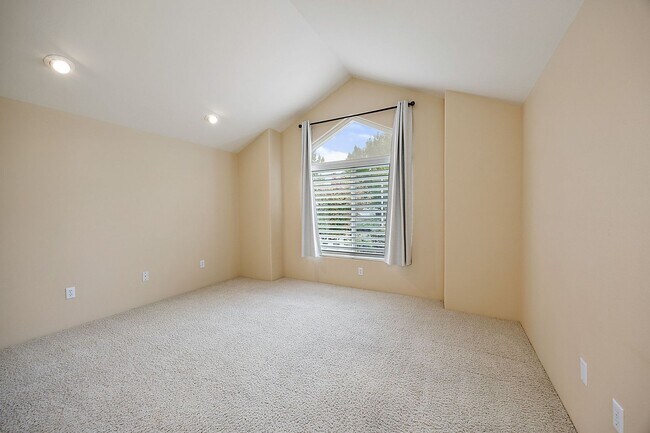 Building Photo - Alder Creek Estates Home available**Gated Community**Minutes from Rogue Regional Medical Center o...